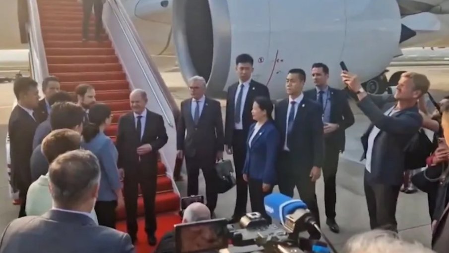 УНИЖЕНИЕ: Шолц на посещение в Китай, на летището го посрещна заместник-кмет (ВИДЕО)