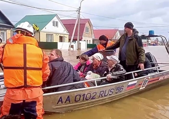 Масова евакуация в Оренбург след покачване на нивото на река Урал (ВИДЕО)