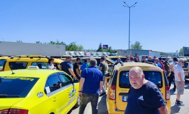 Варненски таксиджии излязоха на протест, искат вдигане на тарифите с 15%