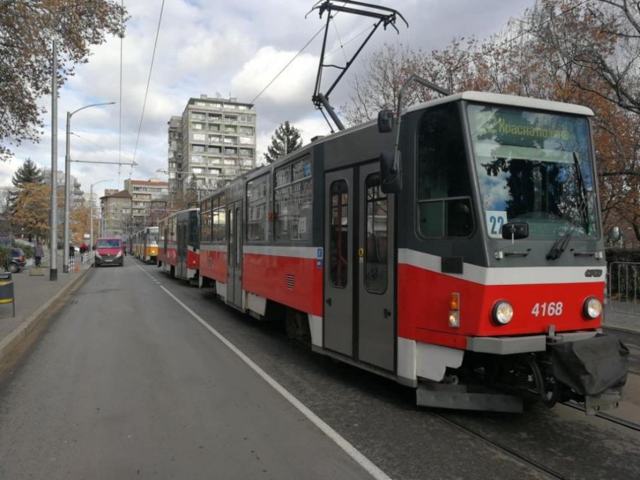 Трамвай блъсна жена в столицата, откараха я в Пирогов