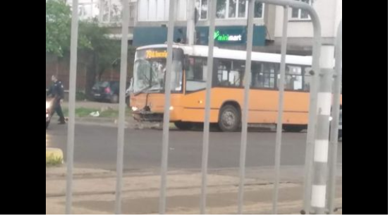 Катастрофа между автобус и кола на Ботевградско шосе
