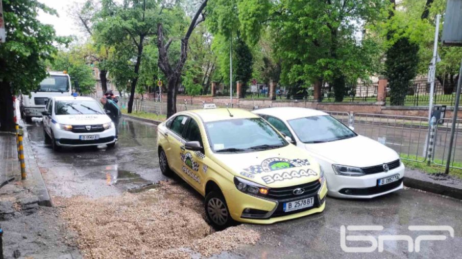 Наводнени улици и задръствания след пороен дъжд във Варна
