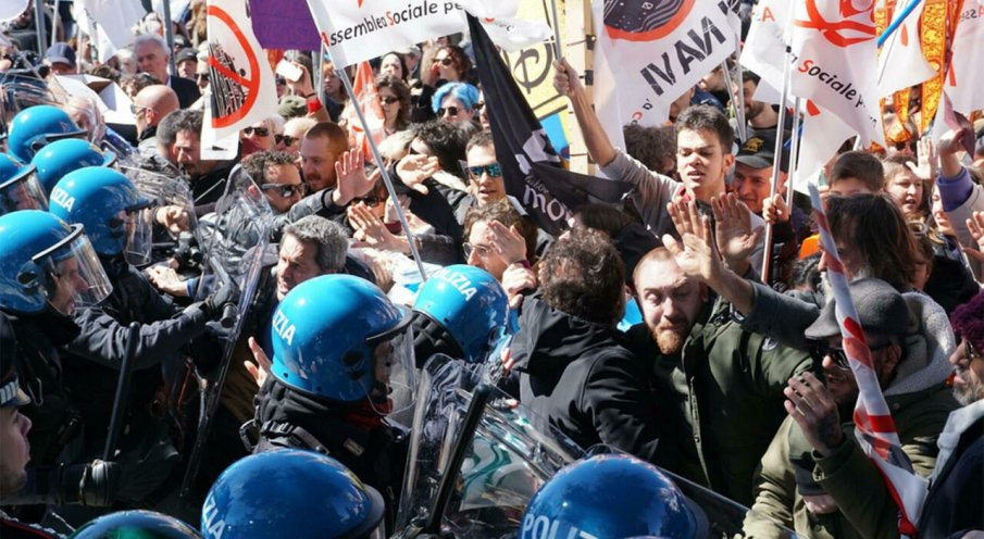 Сблъсъци между полиция и протестиращи във Венеция заради новата туристическа такса
