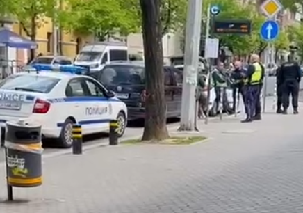 ПЪРВО В ПИК! Полиция приклещи подозрителен автомобил в центъра на София - ето какво се случва (ВИДЕО/ОБНОВЕНА)