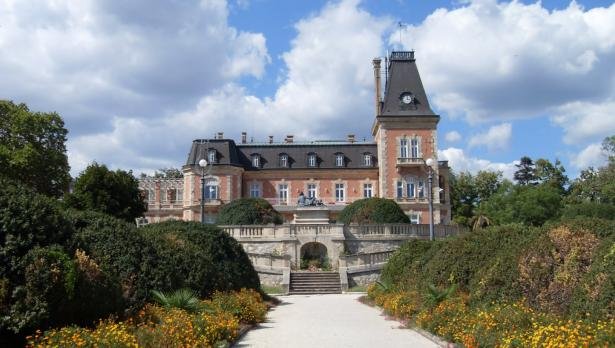 САМО В ПИК И РЕТРО: Обзавеждат резиденциите на властта с климатици за 50 бона 