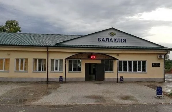 Руснаците удариха украинска жп гара в Харковска област, има ранени