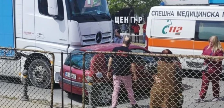 Камион и кола се помляха на пловдивски мост