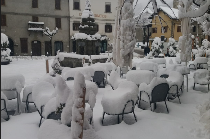 Половин метър сняг във високите части на Италия, обмислят отварянето ски пистите