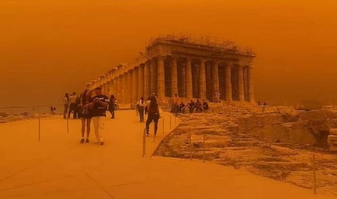 Гърция в стрес - небето пожълтя (ВИДЕО)