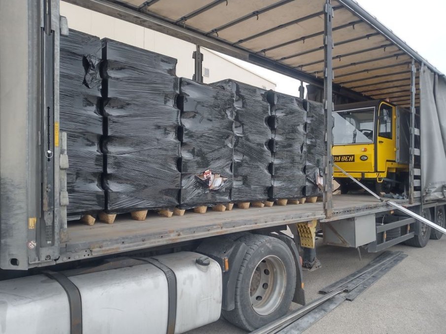 Над 6 700 кг заготовки за цигарени кутии задържаха митничари (СНИМКИ)