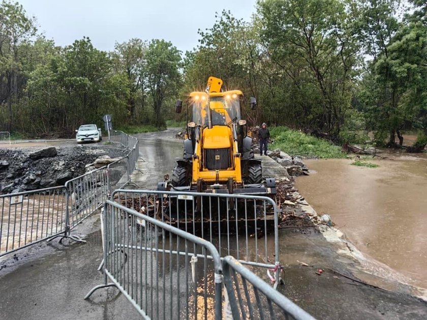Царево на нокти, проливният дъжд затвори мост