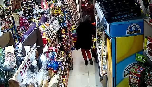 Жена си напазарува безплатно за 1000 лв. от магазин в Асеновград