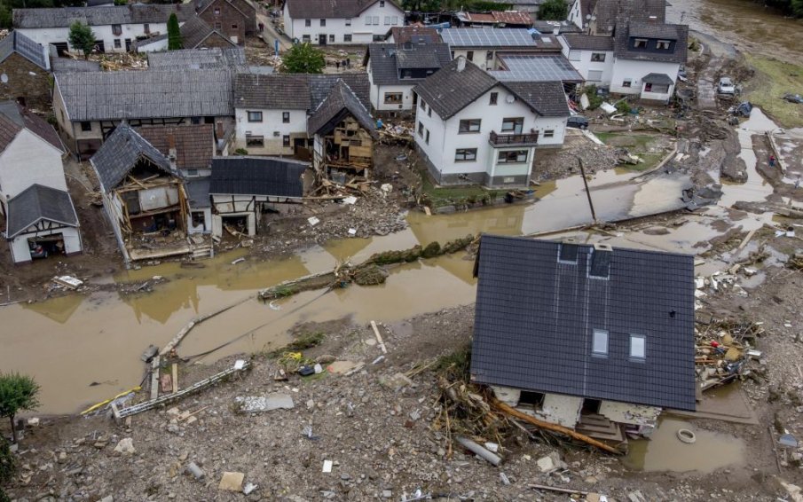 ТЕЖКИ НАВОДНЕНИЯ: Токов удар уби мъж, слязъл да провери нивото на водата в мазето си