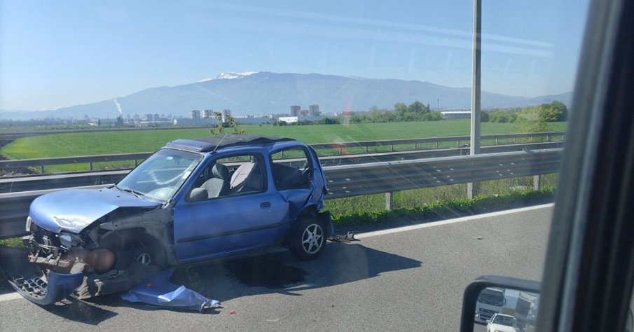 Кола се заби в мантинелата на Околовръстното в София
