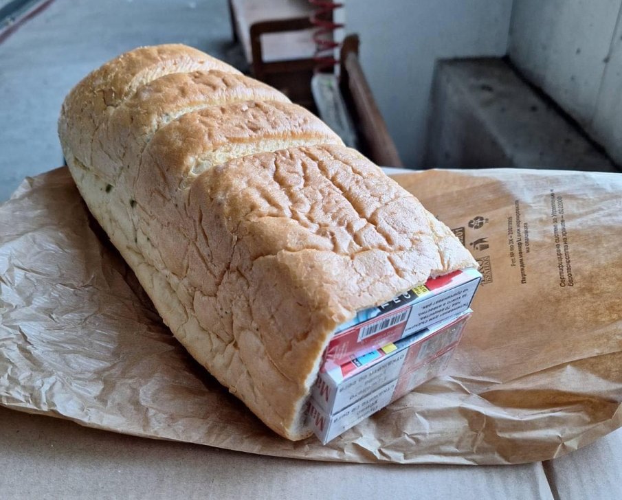 Митничари задържаха над 61 000 къса цигари, скрити в издълбани самуни хляб (СНИМКИ)