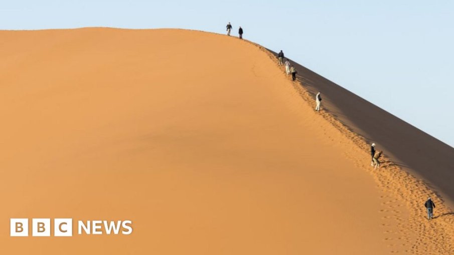 Осъдиха туристи, съблекли се голи в пустинята Намиб