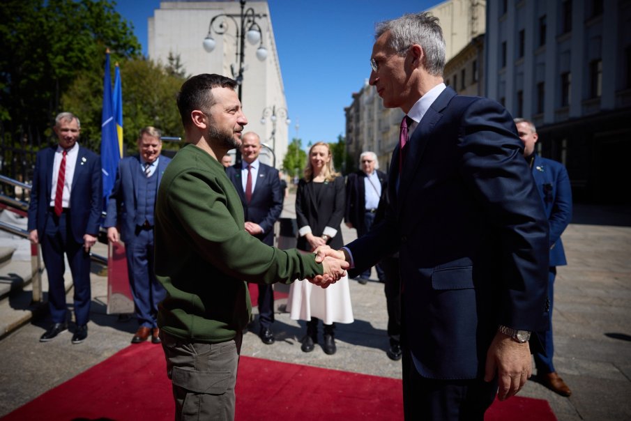 Столтенберг пристигна на изненадващо посещение в Киев, срещна се със Зеленски (ВИДЕО)