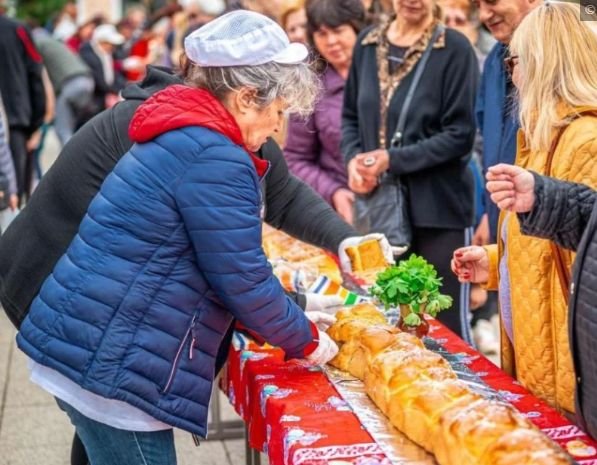 100-метров козунак за Великден във Враца