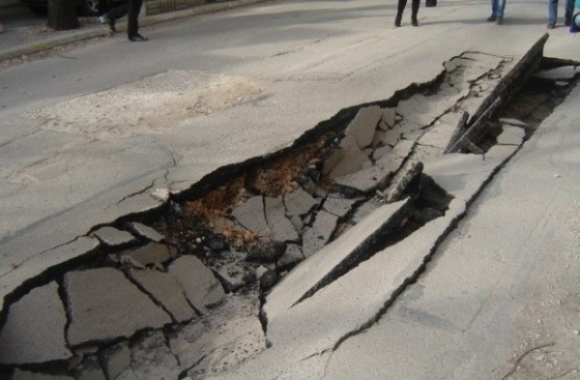 Огромна дупка се отвори на Дунав мост при Русе