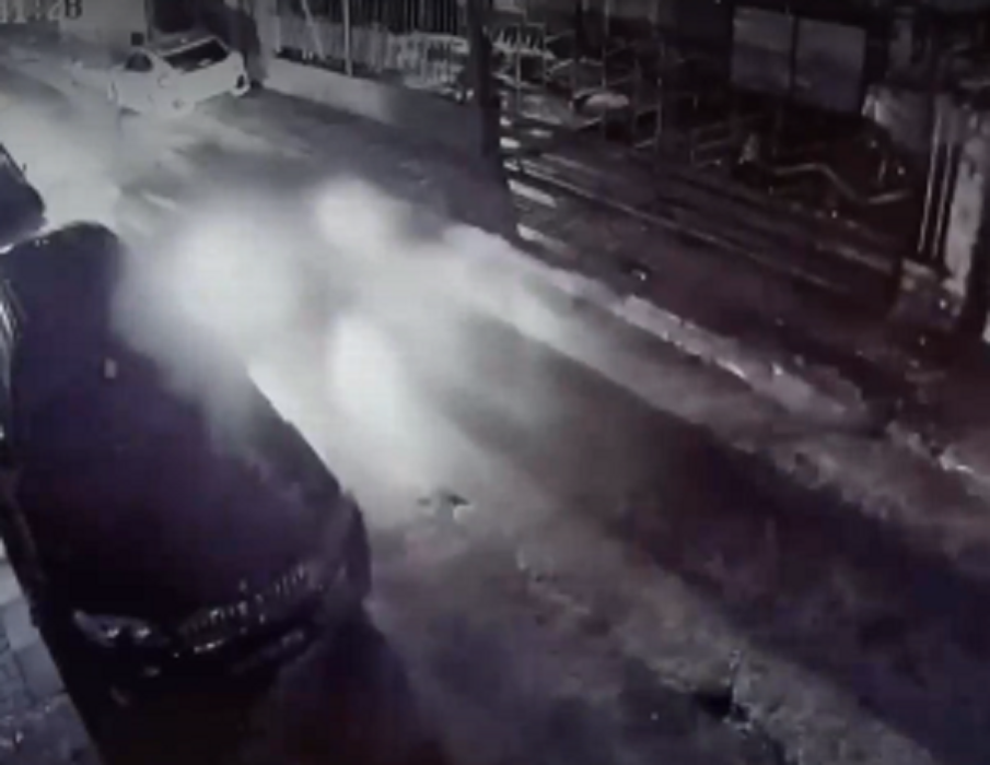 ПО ТЪМНА ДОБА: Шофьор се вряза в паркирана кола в Стамболийски и избяга