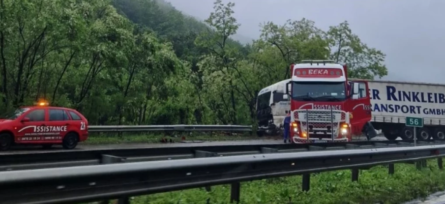 ТИР се наниза в мантинела на АМ Тракия, блокира трафика