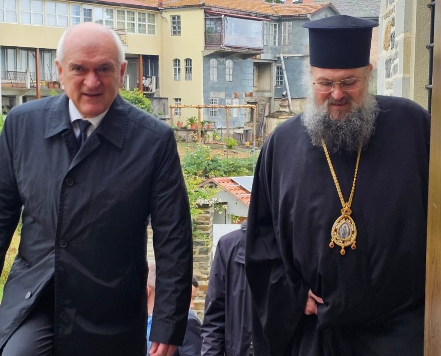 ПЪРВО В ПИК: Главчев и наместник-председателят на Светия Синод посетиха манастира Есфигмен“ в Атон (СНИМКИ)