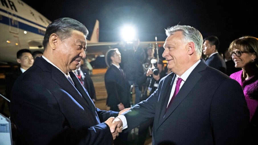 Дълбоки приятелски отношения: Си Дзинпин и Орбан си стиснаха ръцете