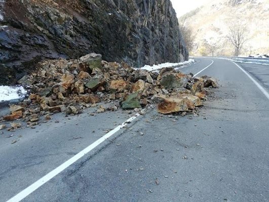 Паднали камъни затрудняват движението по пътя Девин-Кричим