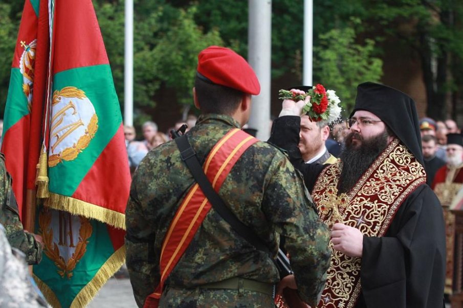 В Деня на храбростта и Българската армия - водосвет на бойните знамена