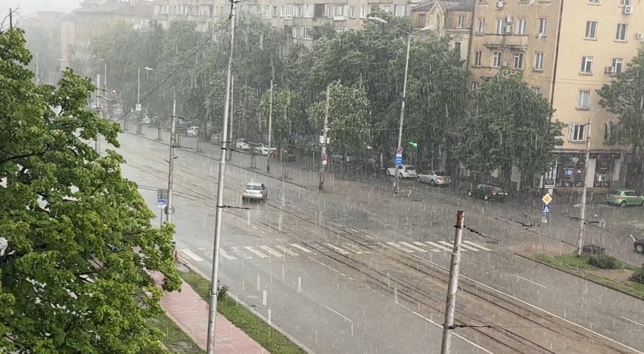 ПЪРВО В ПИК ТV! Страшна буря удари София (ВИДЕО)