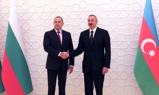 Радев на посещение в Азербайджан, посрещнаха го с церемония
