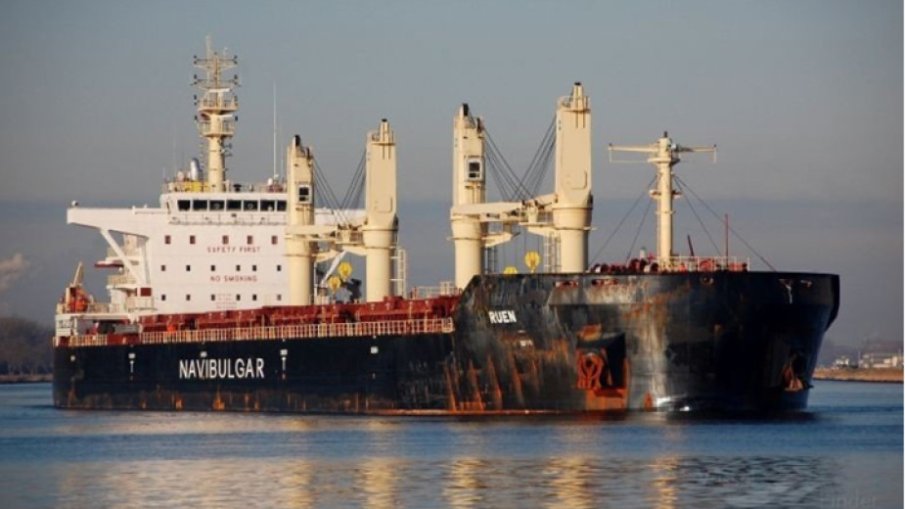 Корабът „Руен“ вече е във Варна, влезе за ремонт