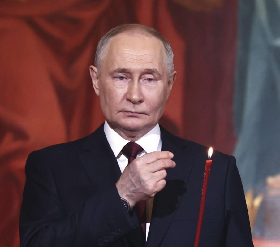ЗА ВЪЗКРЕСЕНИЕ: Путин се помоли в храм Христос Спасител в Москва