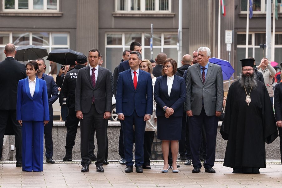 Нинова заведе съпартийци пред срутения паметник на съветската армия