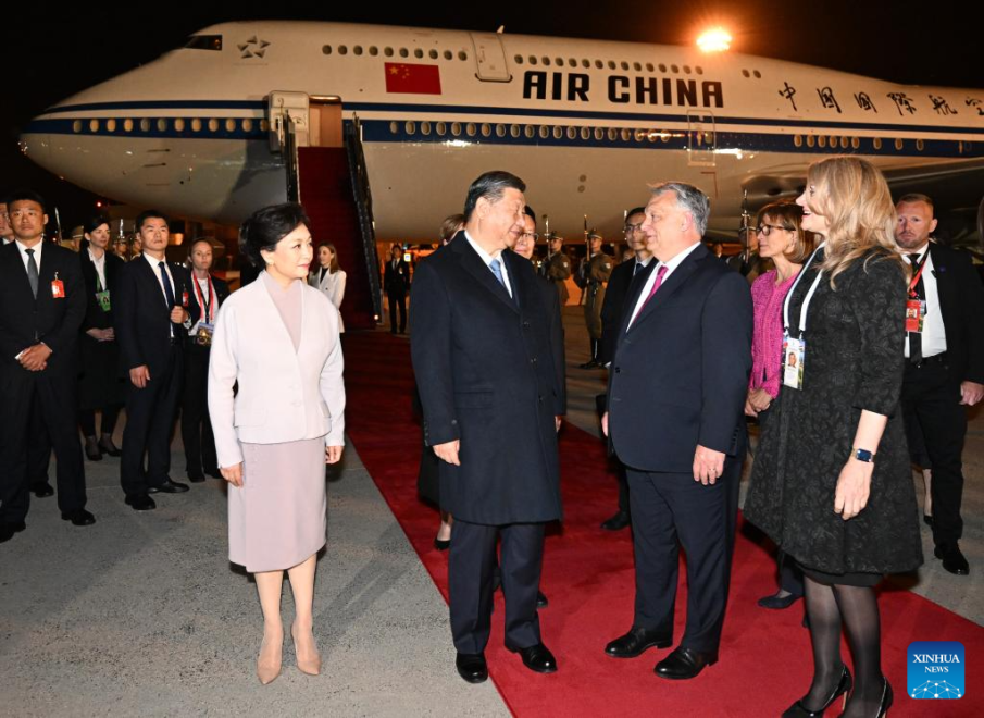 ЗНАКОВА ВИЗИТА: Си Дзинпин пристигна на посещение в Унгария