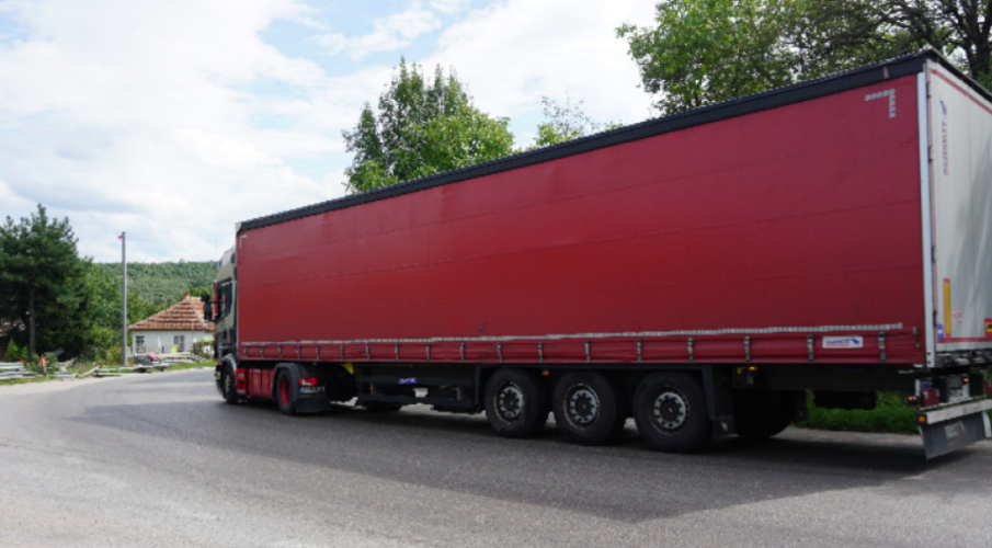 Източиха 400 литра дизелово гориво от резервоара на полски тир, спрял край Монтана