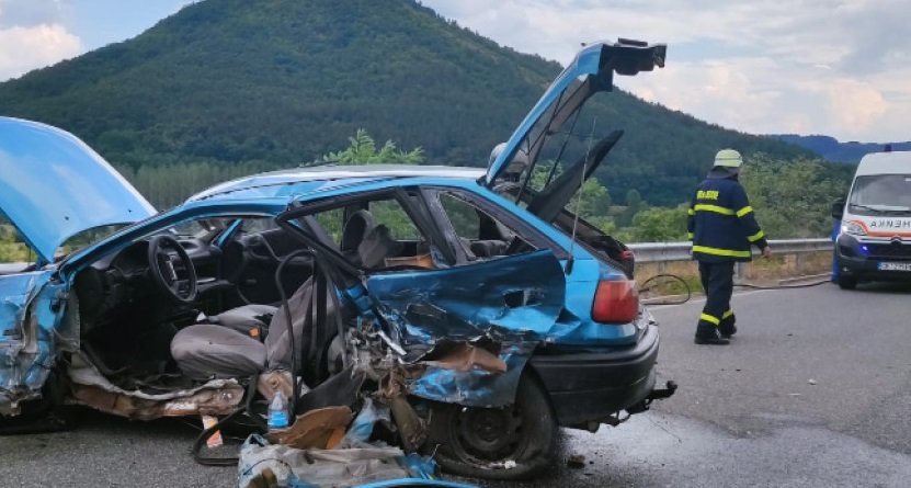 Три коли се помляха по пътя край Момчилград, има пострадали