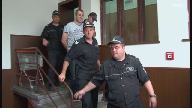 Бивш полицай с доживотна присъда за убийството на родителите си се предаде след драматични преговори Бивш полицай с доживотна присъда за убийството на родителите си се предаде след драматични преговори