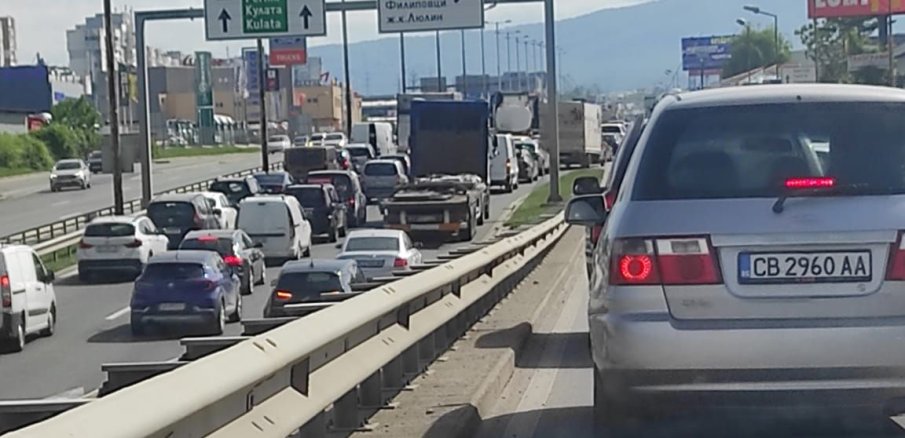 ИЗВЪНРЕДНО В ПИК! Тежка катастрофа на Околовръстното край Люлин. Свидетел: Имаше органи по пътя (СНИМКА)