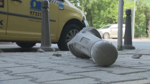 Такси мина през крака на пешеходец в София