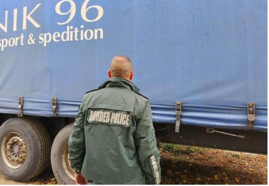 Намериха 62 сирийци, скрити в два камиона на ГКПП Калафат