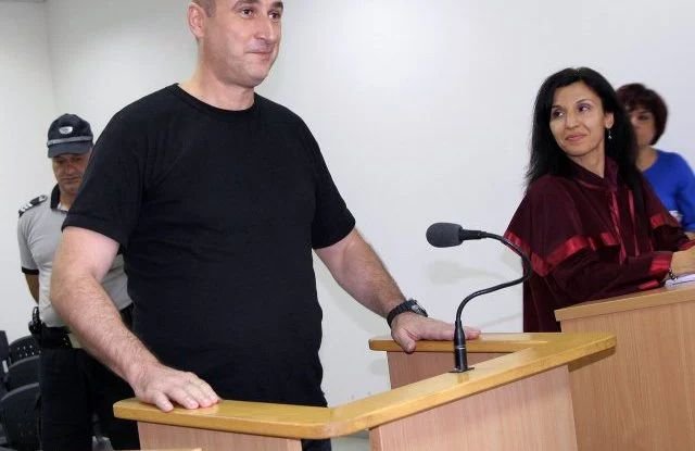 СЛЕД 12 ЧАСА ПРЕГОВОРИ: Барикадиралият се бивш полицай в Пловдив се предаде