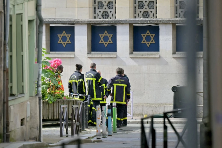 Полицията застреля въоръжен мъж, опитал да подпали синагога във Франция