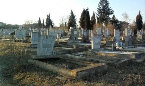 Траурни агенции в Сливен искат смяна на управителя в Гробищни паркове