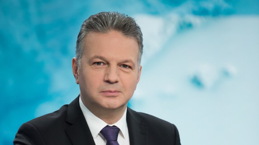 САМО В ПИК И РЕТРО: Ники Дойнов оплешивява (Снимка)