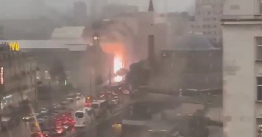 ИЗВЪНРЕДНО! Пламна сграда до Халите (ВИДЕО)