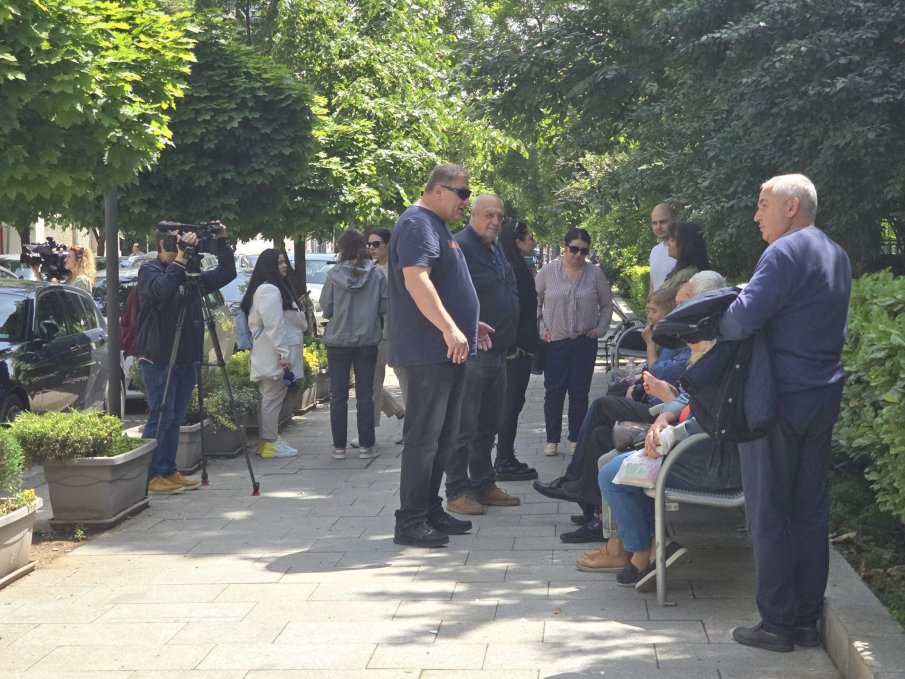 Жители на Горубляне протестираха пред Столична община