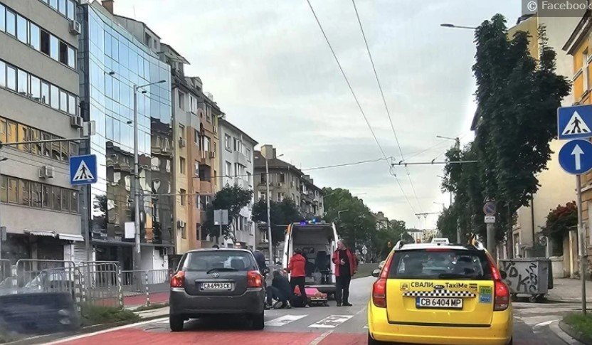 Таксиджия окачи табела за стоянка на таксита на бул. Черни връх в София