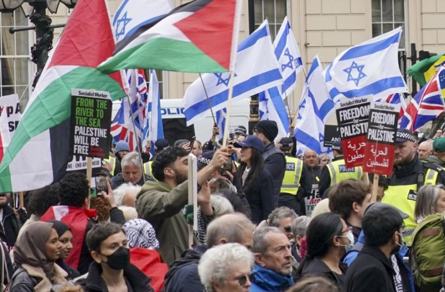 Пропалестински протест в Лондон: Трима ранени полицаи и 40 задържани (ВИДЕО)