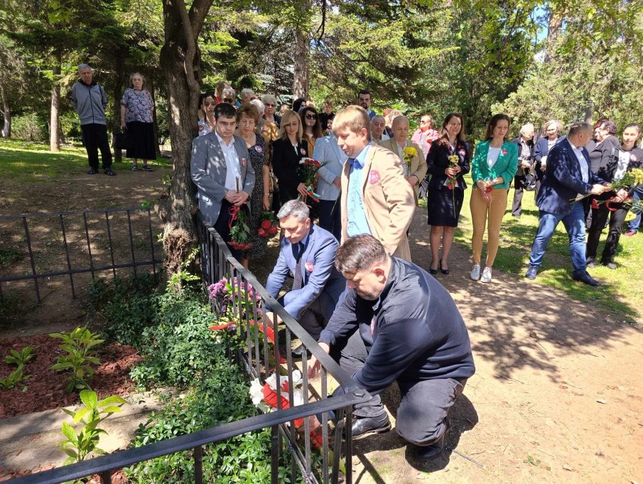 БСП почете паметта на Никола Габровски и съпругата му Мария пред облагородения паметник във Велико Търново